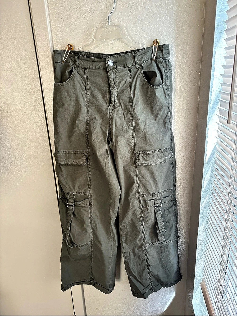 No Boundaries Cargo pants in Green Size Medium Like New